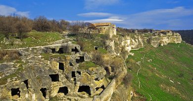 Экскурсия из Севастополя: Бахчисарай. Чуфут -Кале. Бисерный храм. фото 13796