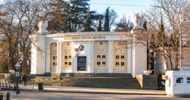 Экскурсии в Доску почета на площади Нахимова из Севастополя 2024